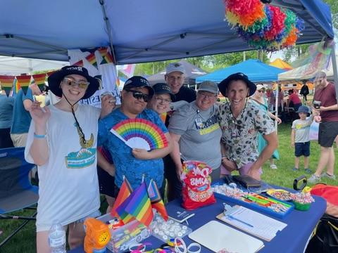 Group of 全球赌博十大网站 instructors and students wearing rainbows at the Rochester PRIDE event.